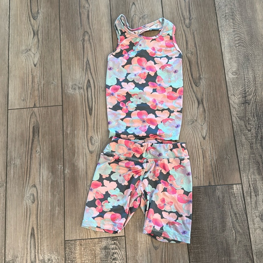 EUC Reebok Girls Athletic Set Floral size 7/8